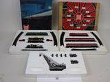 trois trains miniatures différents exposés sur une table