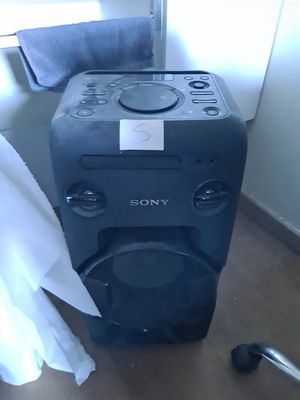 une enceinte posée par terre près d'une fenêtre