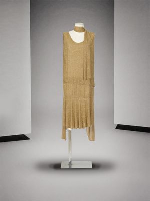 une photo d'une robe posée sur un mannequin dans une pièce