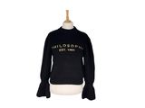 un pull noir avec des lettres dorées sur la poitrine et les manches