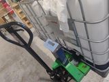 a picture of a pallet with a large container on it