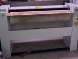 une machine posée sur un comptoir dans une pièce