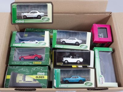 beaucoup de petites voitures dans une boîte posée sur la table