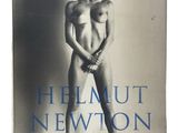 la couverture d'un livre sur laquelle figure une femme nue debout devant un fond blanc