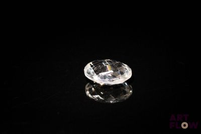 un gros plan d'un diamant transparent sur une surface noire