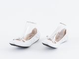 une paire de chaussures blanches posées sur une surface blanche, avec un fond blanc
