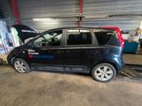 une petite voiture garée dans un garage