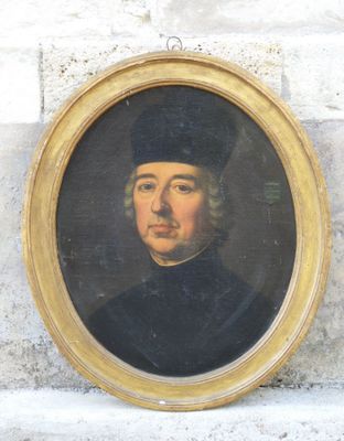 portrait d'un homme portant un chapeau noir et un manteau noir