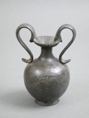 Vase à anses en bronze ciselé patiné à décor de dauphins