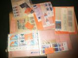 de nombreux types de timbres différents sur une feuille de papier