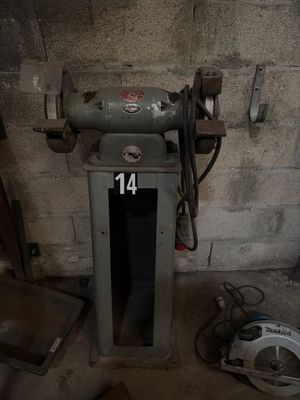 une machine qui se trouve dans le coin d'une pièce