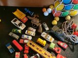 un grand nombre de jouets posés sur une table