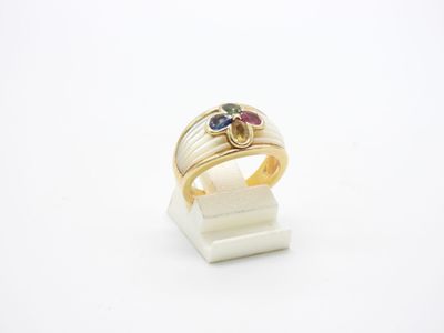 gros plan d'une bague en or sur une surface blanche