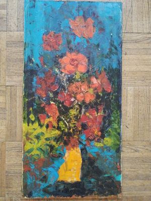 un tableau représentant des fleurs dans un vase jaune posé sur un parquet