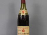 une bouteille de vin posée sur une table