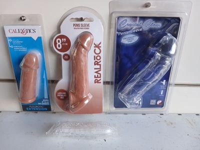 trois types différents de sextoys sur le comptoir