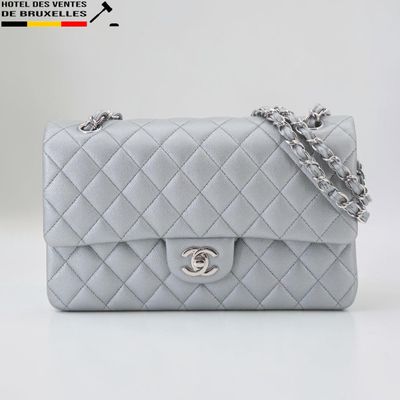 Mini sac à rabat Chanel en cuir d'agneau matelassé gris, avec finitions argentées