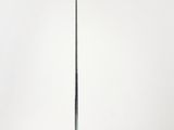 un lampadaire vert avec un pied en métal et un abat-jour vert