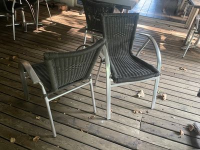 deux chaises posées sur une terrasse en bois