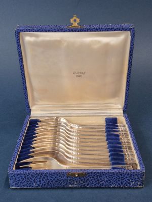 des couverts dans un coffret bleu bordé d'or