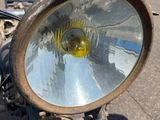 un gros plan d'une moto avec un phare allumé à l'avant