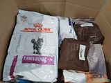 une boîte en carton remplie de différentes sortes de nourriture pour chiens