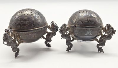 deux objets métalliques posés l'un à côté de l'autre sur une surface blanche