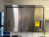 un four en acier inoxydable dans une cuisine aux murs carrelés de blanc