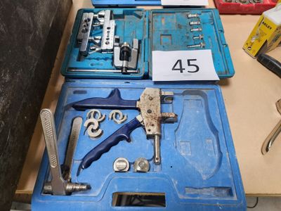 une boîte à outils bleue avec des outils sur une table