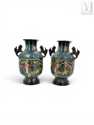 deux vases posés sur une surface blanche