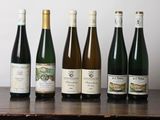 plusieurs bouteilles de vin sont alignées sur une table en bois