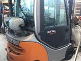 un chariot élévateur à fourche garé dans un garage