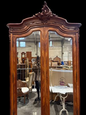 Armoire à glace en bois mouluré ouvrant par deux portes à mi…