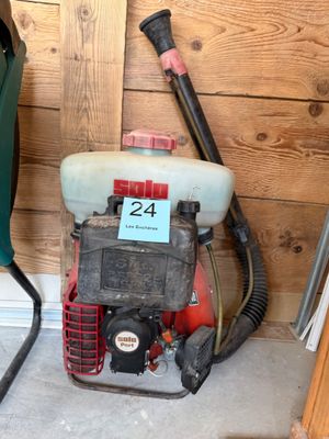 une photo d'un souffleur à essence dans un garage