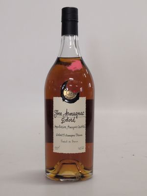 une image représentant une bouteille d'alcool avec une étiquette dessus