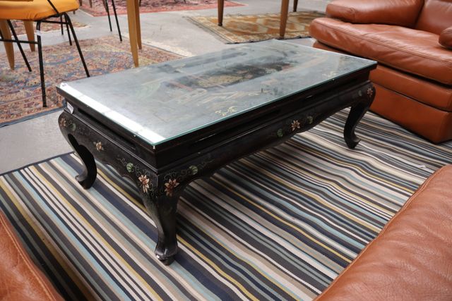 Table basse en bois laqué dans le goût extrême oriental à décor d...