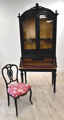 une chaise placée à côté d'un bureau dans une pièce