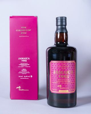 une photo d'une bouteille de whisky à côté d'une boîte rose
