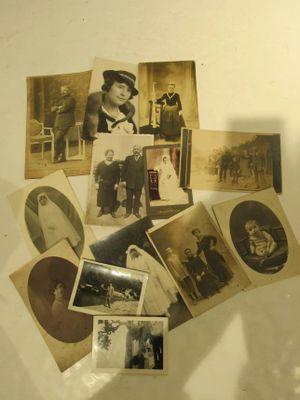 de nombreuses vieilles photos accrochées au mur de cette pièce