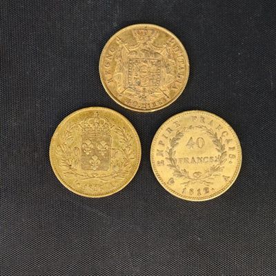 trois types différents de pièces d'or sur un fond noir