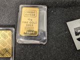 Trois lingots d'or sont posés les uns à côté des autres sur une table
