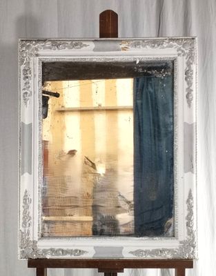 une photo du reflet d'une personne dans un miroir