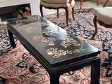 une photo d'un salon avec des fauteuils et une table basse