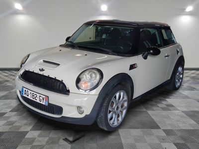 une Mini Cooper blanche garée dans un garage