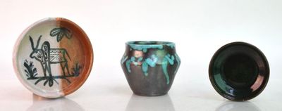 trois petits vases posés l'un à côté de l'autre sur une table
