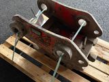 une palette en bois à laquelle est fixé un skateboard