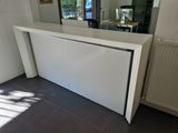 un radiateur blanc dans un coin de la pièce