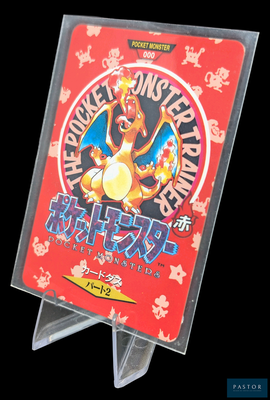 un porte-carte sur lequel se trouve une carte à l'effigie d'un personnage de Pokémon