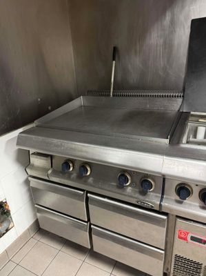 une grande cuisinière et un four en acier inoxydable dans une cuisine