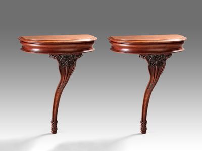 une paire de tables d'appoint en acajou de l'époque de George II